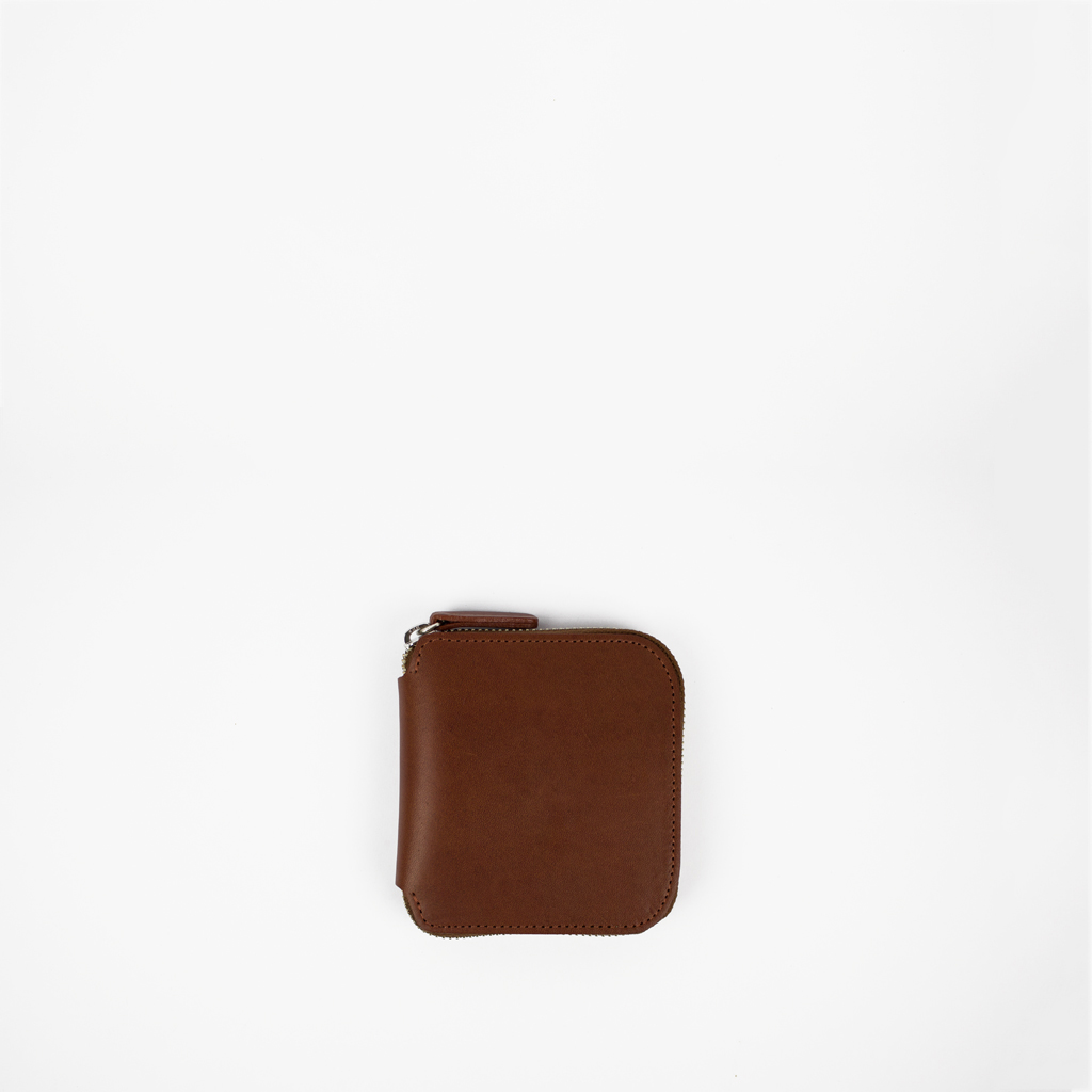 Square Zip Wallet Chestnut Front 1024px BILLETERA CUADRADA CON CIERRE / SUELA & NATURAL - Imagen 1