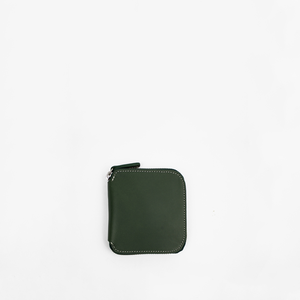 Square Zip Wallet Green Front 1024px BILLETERA CUADRADA CON CIERRE / OLIVA & NATURAL - Imagen 1
