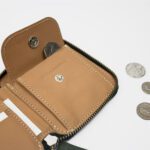 BILLETERA CUADRADA CON CIERRE / OLIVA & NATURAL - Imagen 5